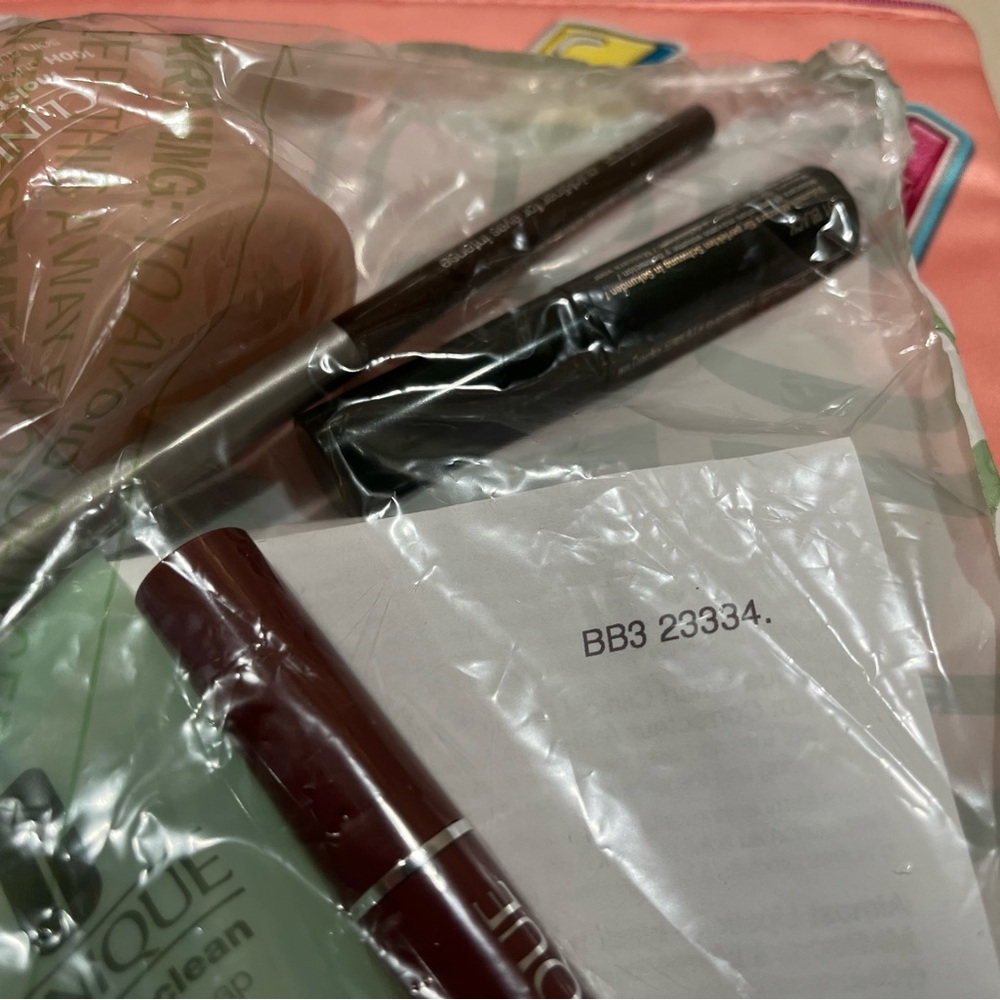 Brand new 8-piece Clinique set 2023 batch code - Picture 4 of 4